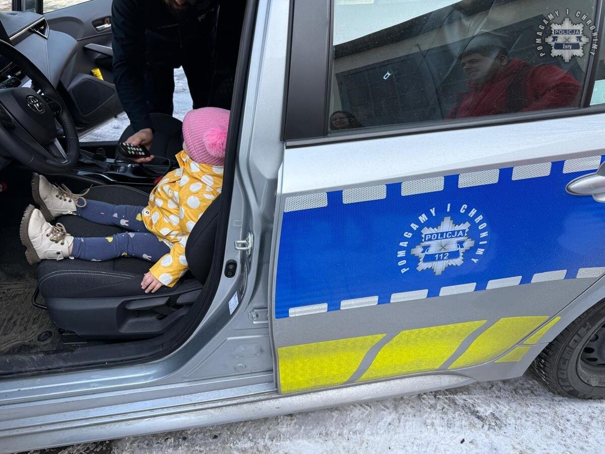 Mali zwycięzcy charytatywnej licytacji odwiedzili Komendę Policji w Żorach. Zwiedzili stanowisko kierowania, poznali pracę technika kryminalistyki i obejrzeli policyjny radiowóz / fot. KMP Żory
