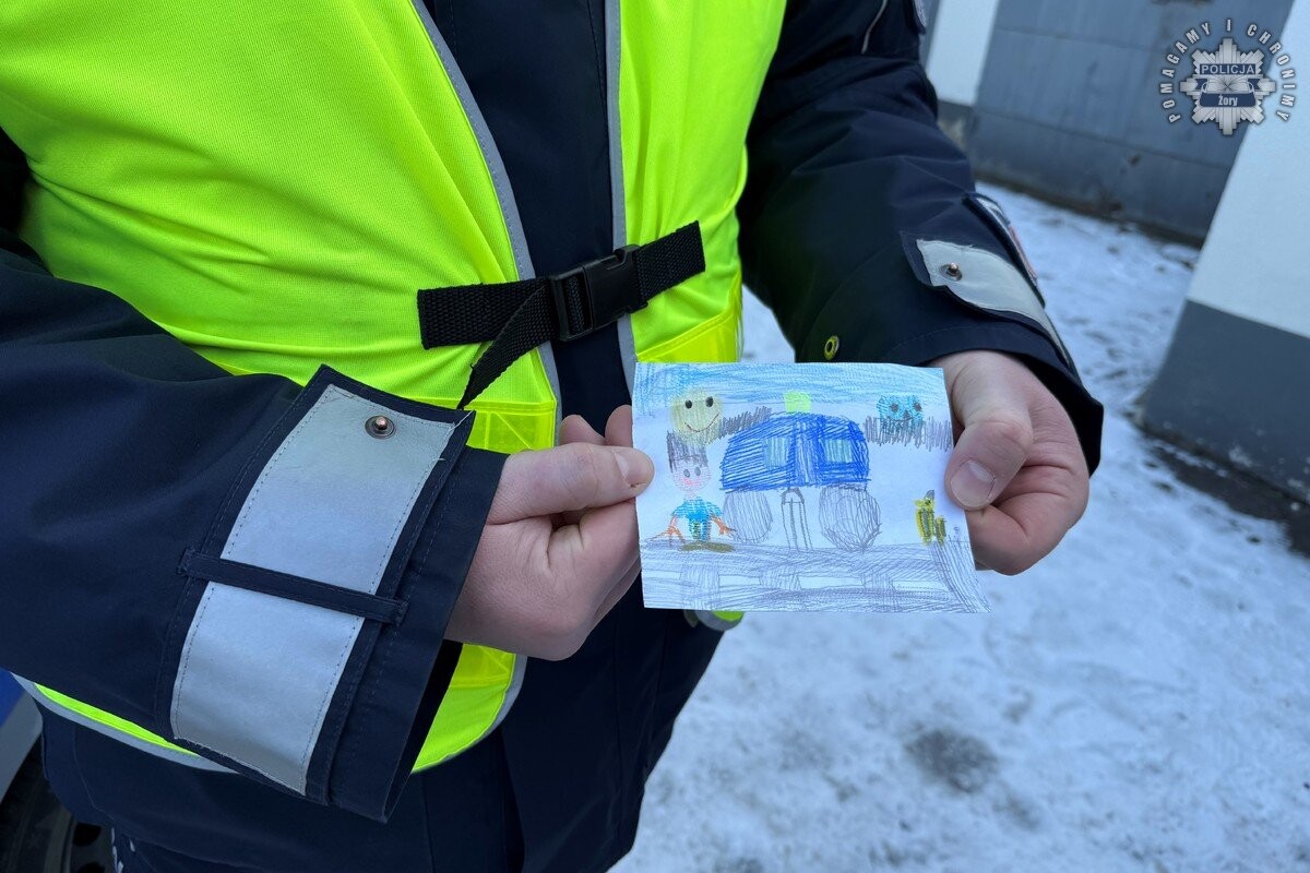 Mali zwycięzcy charytatywnej licytacji odwiedzili Komendę Policji w Żorach. Zwiedzili stanowisko kierowania, poznali pracę technika kryminalistyki i obejrzeli policyjny radiowóz / fot. KMP Żory