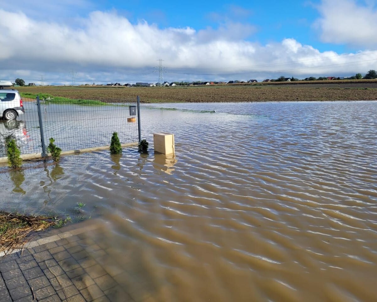 Na godzinę 21:00 służby ratownicze w Żorach odnotowały 114 interwencji w związku z gwałtownymi burzami, które przeszły przez region / fot. PSP Żory