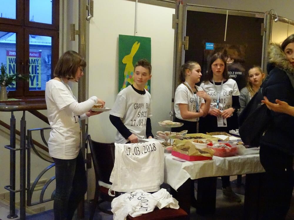 Szkolne Koło Wolontariatu w Gimnazjum nr 4 (SP 17) zorganizowało w sobotę akcję charytatywną zachęcającą Żorzan do wsparcia dzieci z Syrii. Zobaczcie naszą fotorelację!