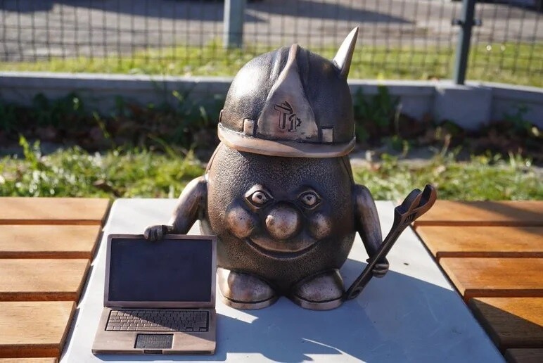 Nowy Żorek w Żorach! Profesjonalista z kluczem i laptopem czuwa nad technikum / fot. UM Żory