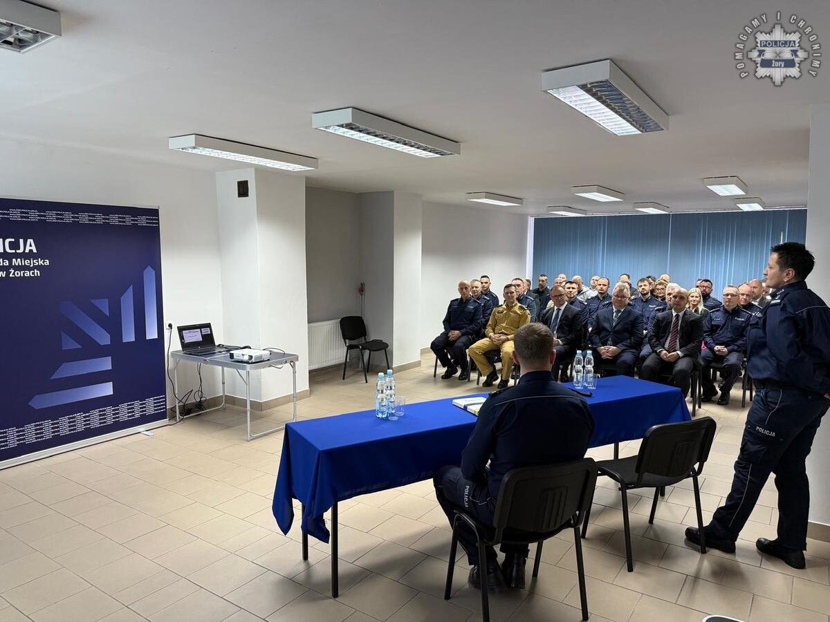 Żorska policja podsumowała 2024 rok. Podczas odprawy omówiono wyniki służby, wyróżniono funkcjonariuszy, a prezydent Waldemar Socha otrzymał honorową odznakę / fot. KMP Żory