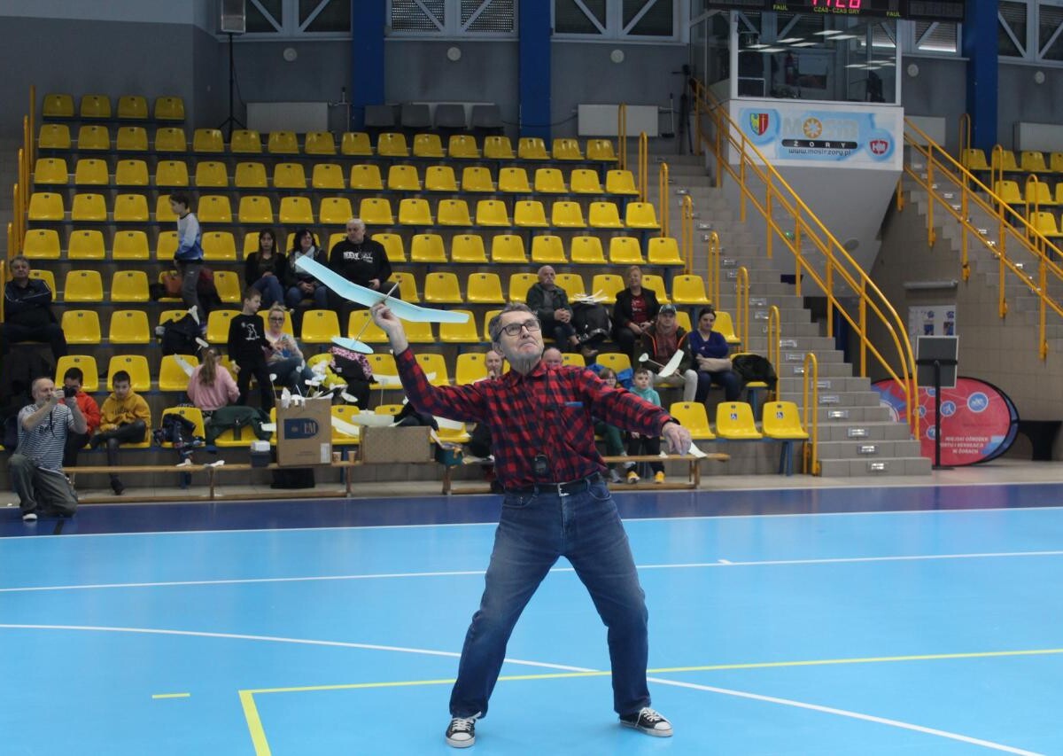 Zawody modeli latających w Żorach – MOSiR zorganizował emocjonującą rywalizację podczas ferii zimowych, w której dzieci startowały w dwóch kategoriach i zdobywały nagrody / fot. MOSiR Żory