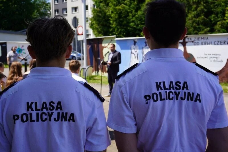 W Żorach zorganizowano plenerową lekcję patriotyzmu przy muralach upamiętniających Zbrodnię Katyńską / fot. UM Żory