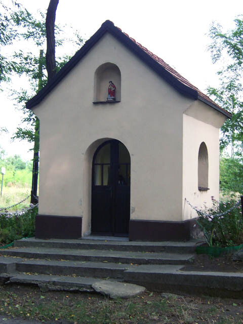 Rowień-Folwarki - Kapliczka - ul. Kasztanowa