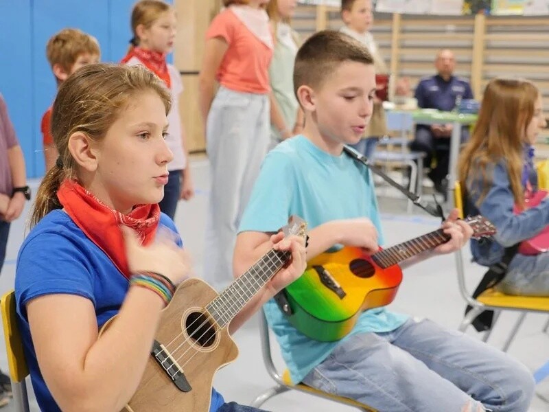Szkoła Podstawowa nr 4 z Oddziałami Sportowymi i Mistrzostwa Sportowego im. Otylii Jędrzejczak w Żorach, angażuje się w ogólnopolski konkurs "Odblaskowa Szkoła 2024" / fot. UM Żory