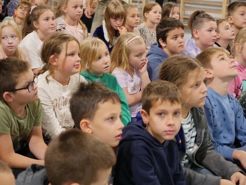 Szkoła Podstawowa nr 4 z Oddziałami Sportowymi i Mistrzostwa Sportowego im. Otylii Jędrzejczak w Żorach, angażuje się w ogólnopolski konkurs "Odblaskowa Szkoła 2024" / fot. UM Żory