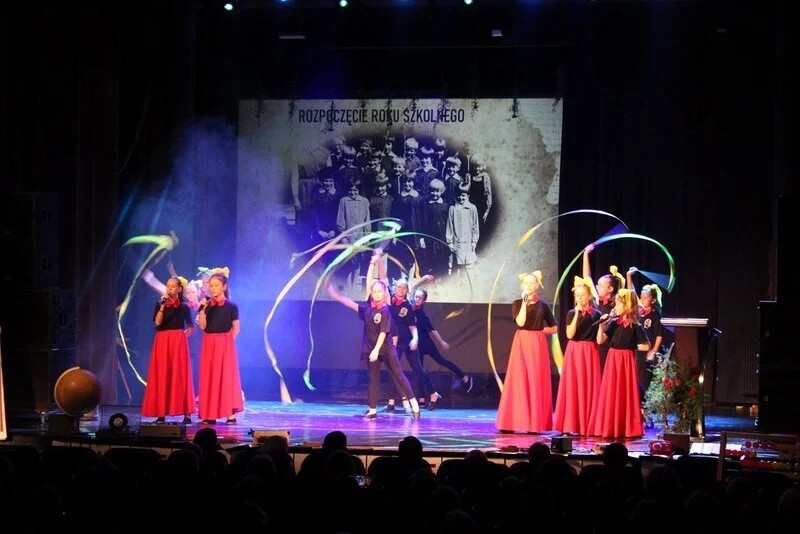 Podczas miejskich obchodów Dnia Edukacji Narodowej w Żorach nagrodzono najlepszych uczniów, nauczycieli i dyrektorów szkół / fot. UM Żory