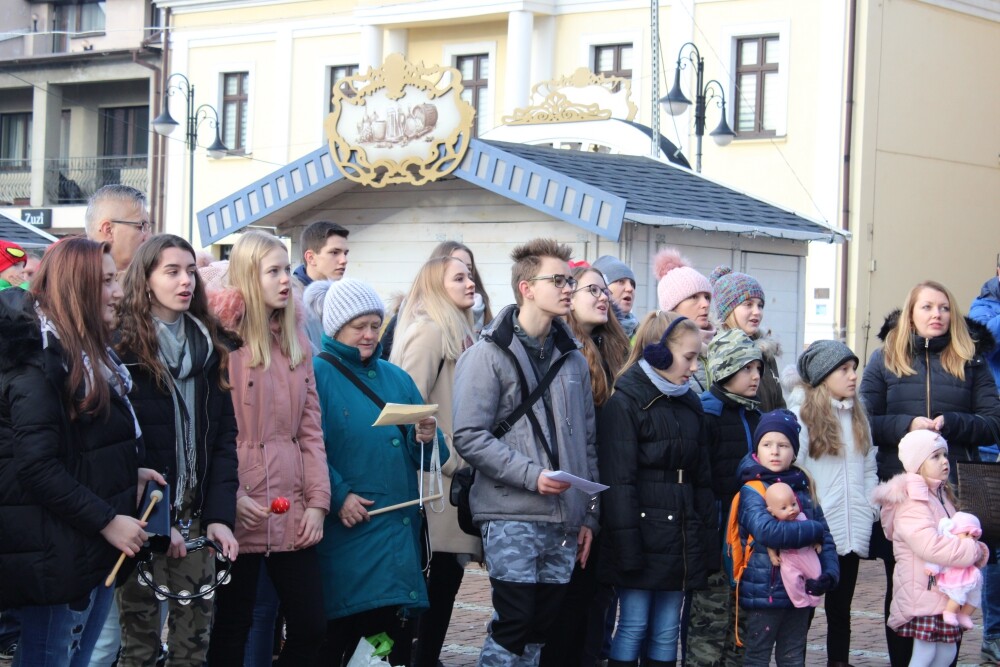 W sobotę (8 grudnia) na rynku zespół MuzyKajaka kręcił świąteczny teledysk z udziałem mieszkańców Żor o antysmogowym przesłaniu. Zobaczcie zdjęcia!