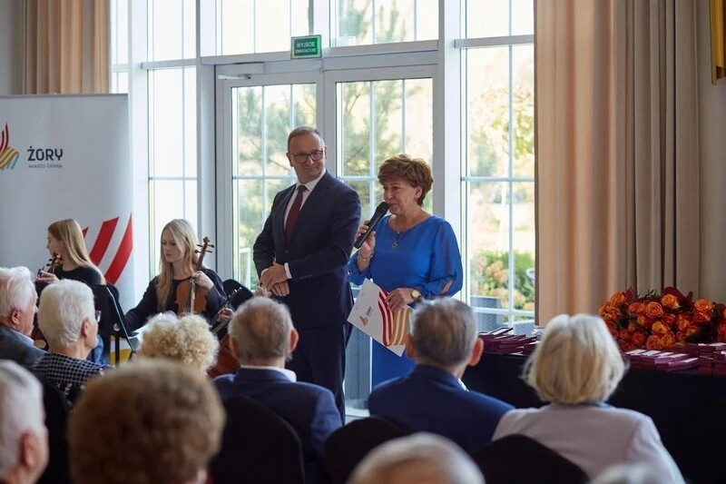 Prezydent Waldemar Socha uhonorował jubilatów obchodzących 50., 60., 65. i 70. rocznicę ślubu / fot. UM Żory