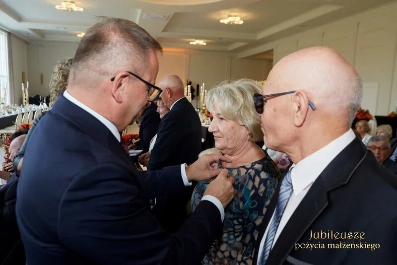 Prezydent Waldemar Socha uhonorował jubilatów obchodzących 50., 60., 65. i 70. rocznicę ślubu / fot. UM Żory