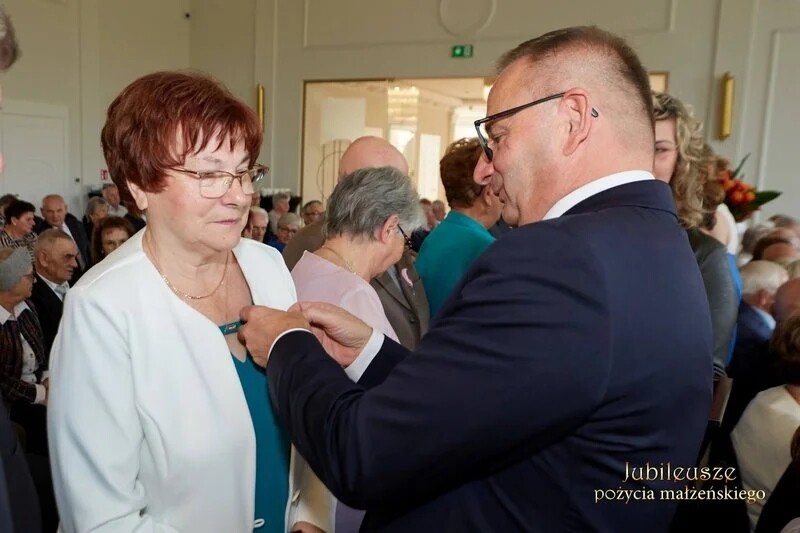Prezydent Waldemar Socha uhonorował jubilatów obchodzących 50., 60., 65. i 70. rocznicę ślubu / fot. UM Żory