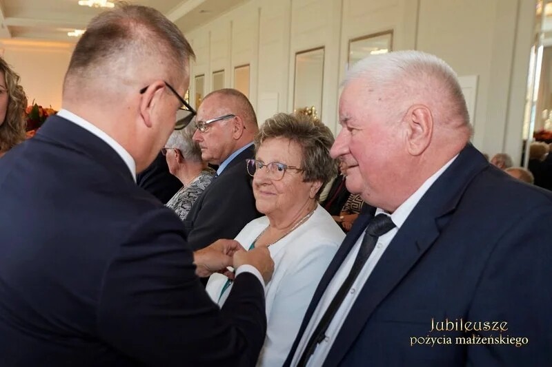 Prezydent Waldemar Socha uhonorował jubilatów obchodzących 50., 60., 65. i 70. rocznicę ślubu / fot. UM Żory