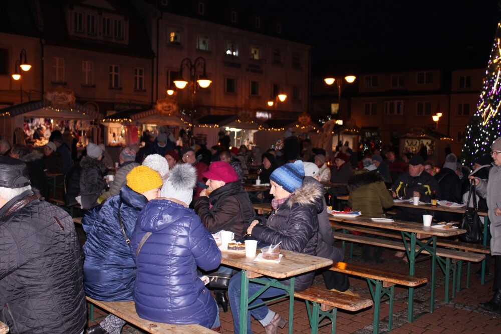 Świetna muzyka oraz tradycyjne, świąteczne smakołyki przyciągnęły na żorski rynek sporo osób. Zobaczcie zdjęcia z Wigilii!